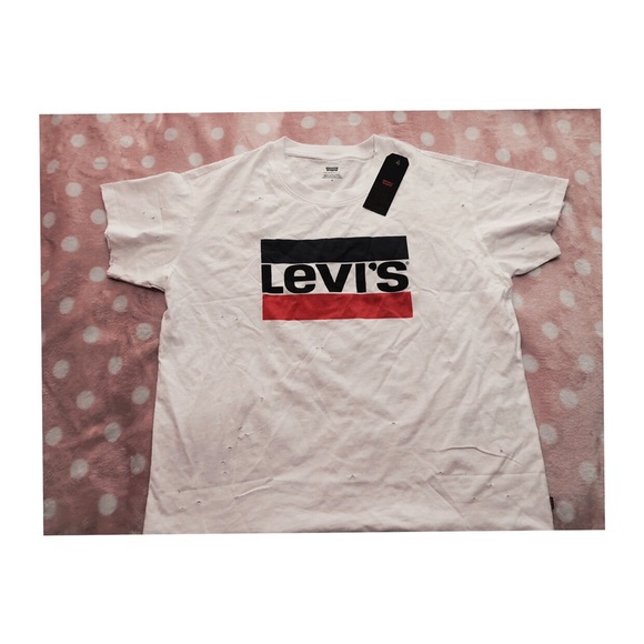 Levi’s New Graphic White Ex-Boyfriend T-shirt.